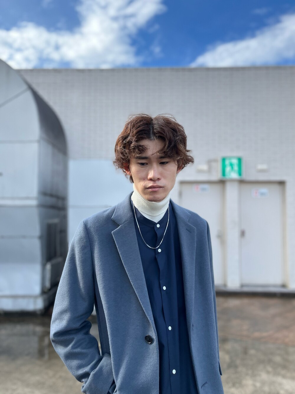 グリーン系のその他パンツ、ブルー系のシャツ/ブラウス、ホワイト系のニット/セーターを着用したメンズの冬コーディネートの2枚目の写真