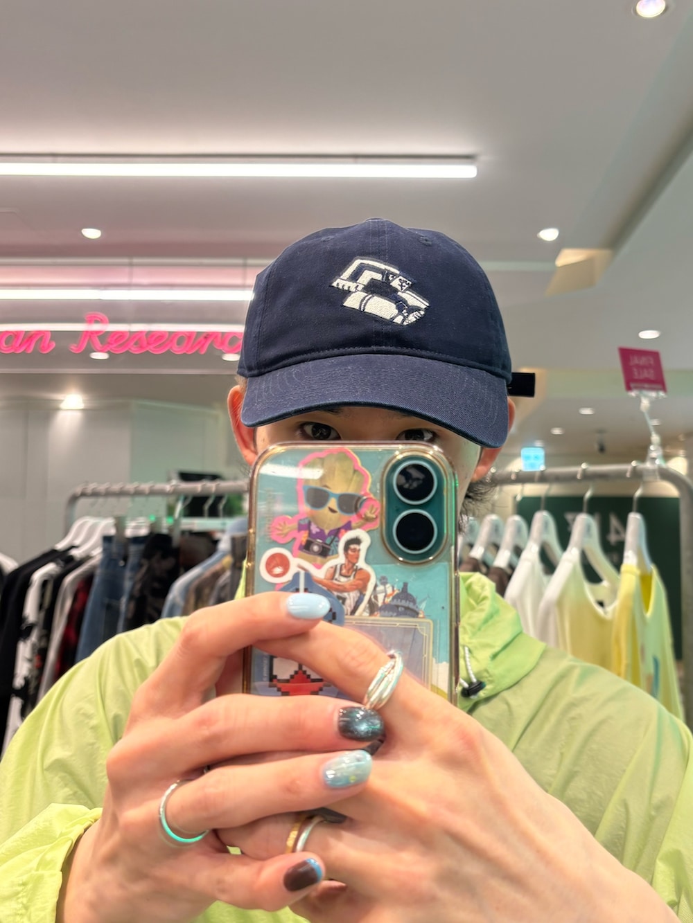 グリーン系のブルゾン、ブルー系のその他パンツ、パープル系のTシャツ/カットソーを着用したメンズの夏コーディネートの4枚目の写真