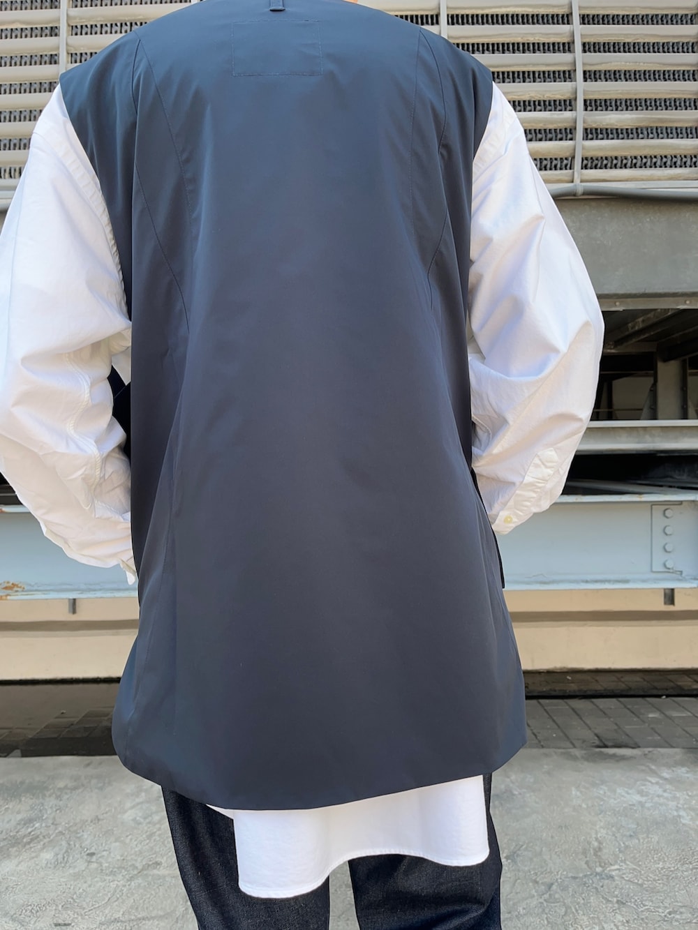 ブルー系のベスト、ホワイト系のシャツ/ブラウス、ブルー系のデニムパンツを着用したメンズの春コーディネートの4枚目の写真