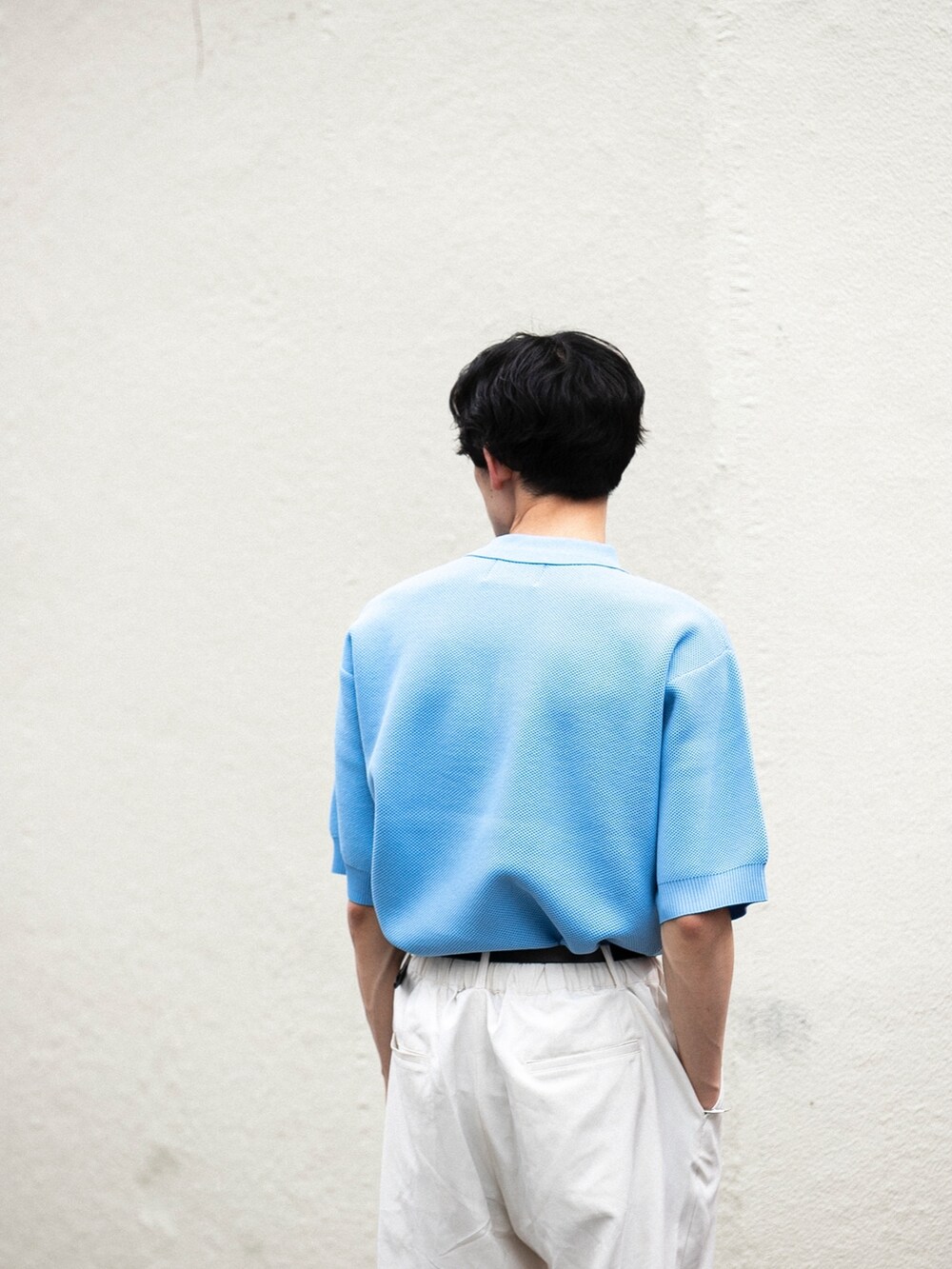 グレー系のその他パンツ、ブラック系のローファー、ブルー系のトップスを着用したメンズの春コーディネートの3枚目の写真