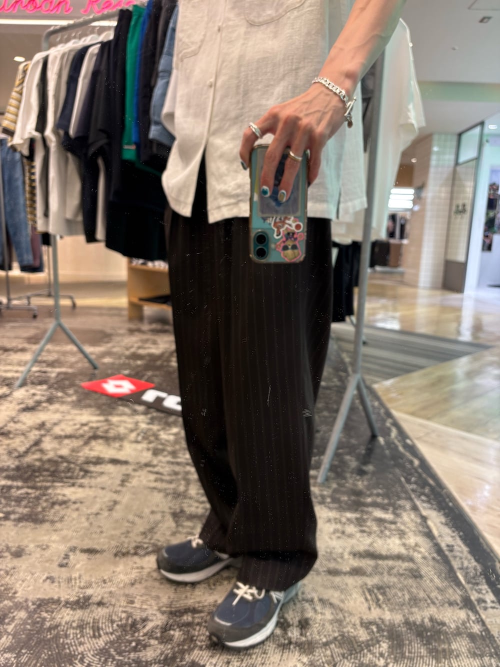 ブラウン系のその他パンツ、ホワイト系のシャツ/ブラウス、レッド系のキャップを着用したメンズの夏コーディネートの3枚目の写真