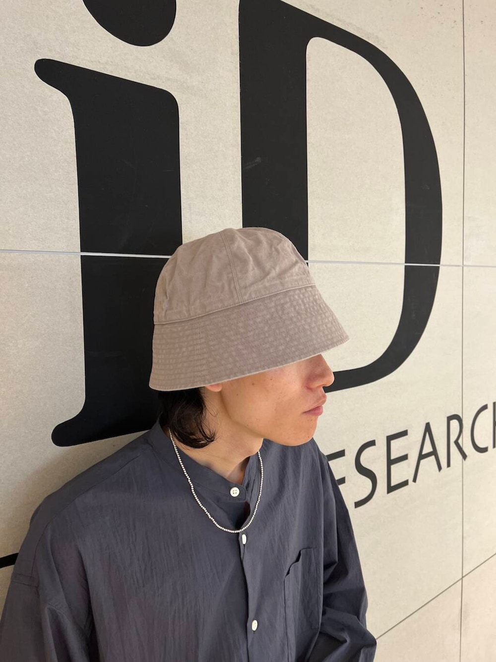 ホワイト系のその他パンツ、ブラック系のローファー、ブルー系のシャツ/ブラウスを着用したメンズの夏コーディネートの2枚目の写真