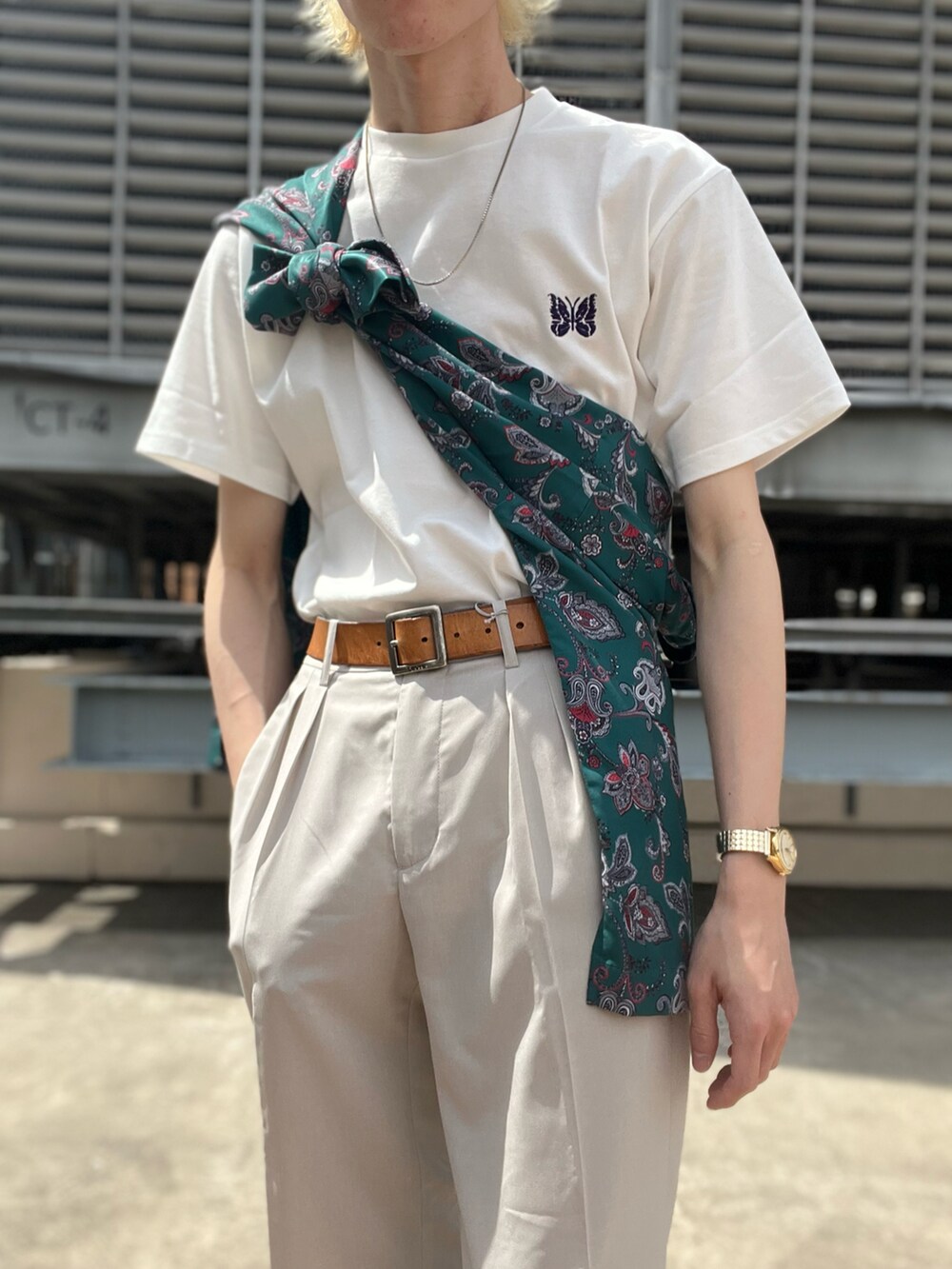 ホワイト系のその他パンツ、ブラック系のローファー、その他のシャツ/ブラウスを着用したメンズの春コーディネートの2枚目の写真