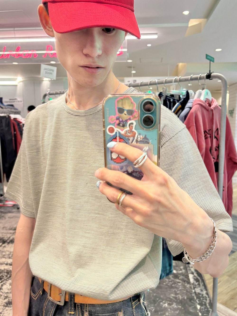 ブルー系のデニムパンツ、ホワイト系のTシャツ/カットソー、ブラック系のローファーを着用したメンズの秋コーディネートの4枚目の写真