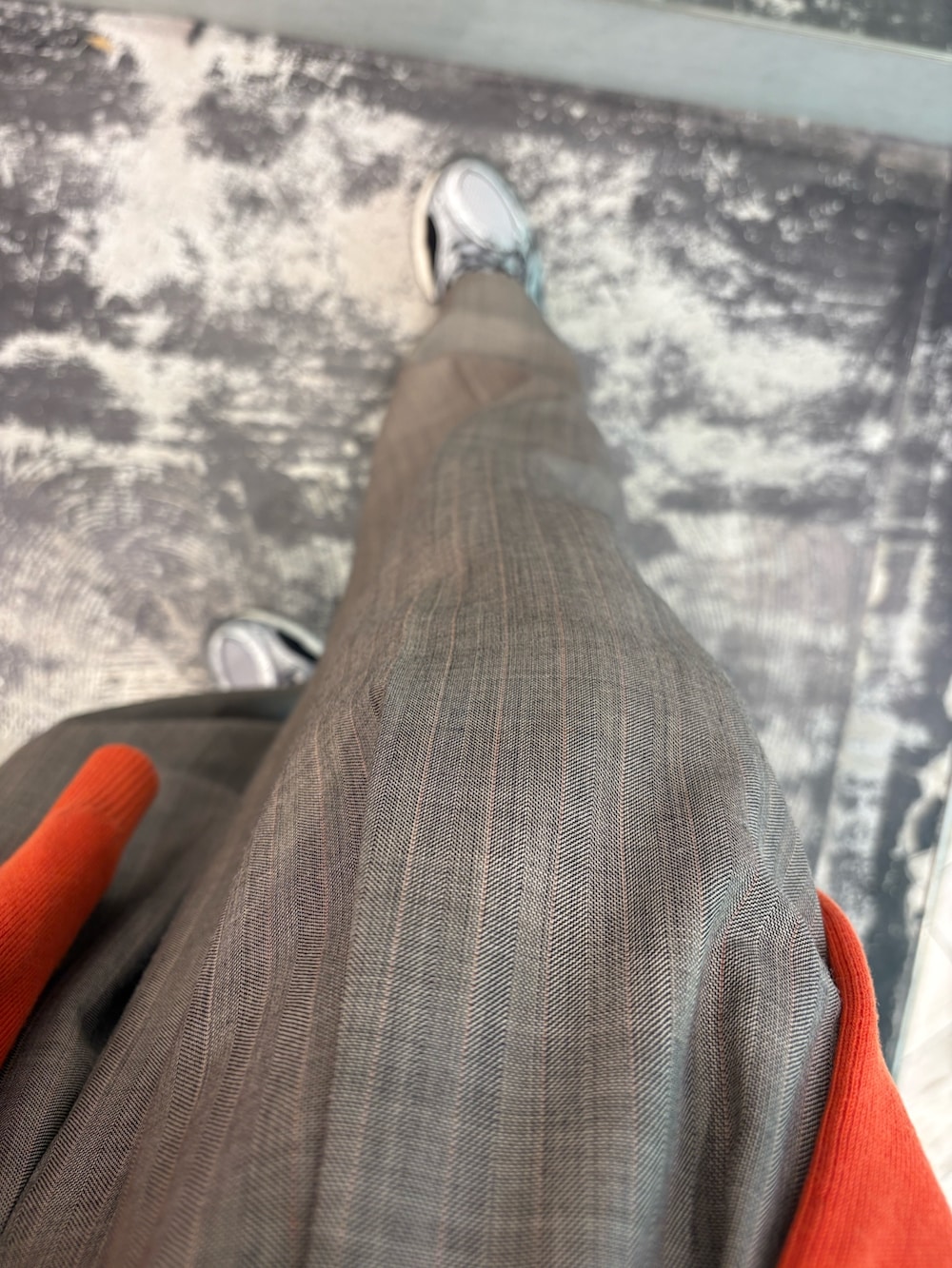 シルバー系のスニーカー、ブラウン系のその他パンツ、オレンジ系のニット/セーターを着用したメンズの春コーディネートの4枚目の写真