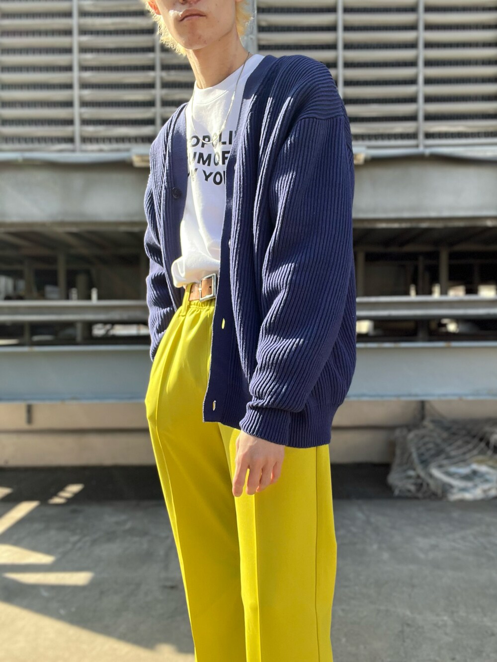 グリーン系のその他パンツ、ホワイト系のスウェット、ブルー系のカーディガン/ボレロを着用したメンズの冬コーディネートの2枚目の写真