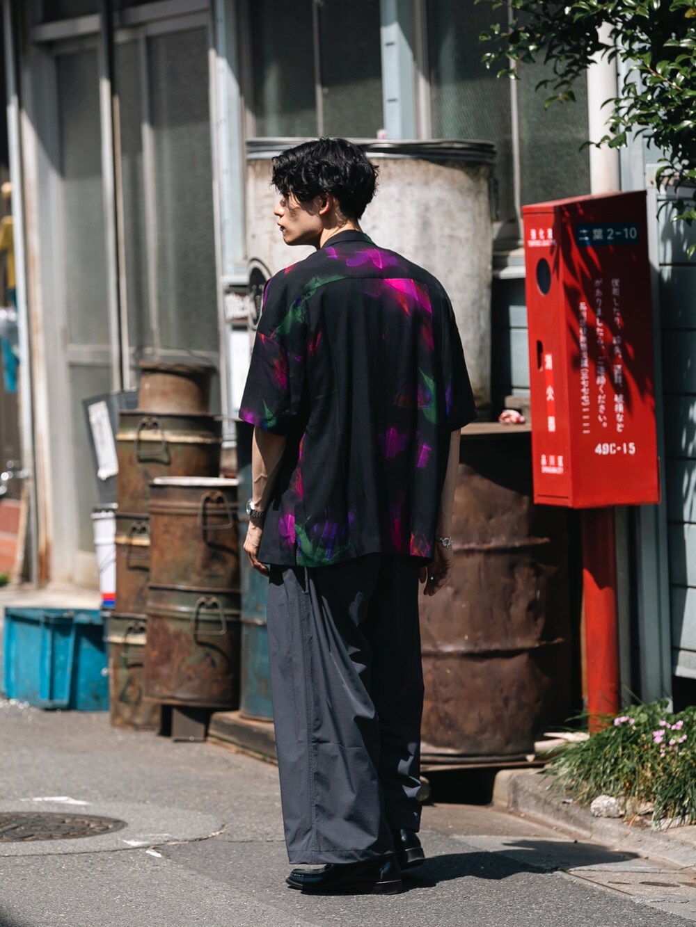 ブラック系のシャツ/ブラウス、ブラック系のその他パンツを着用したメンズの夏コーディネートの2枚目の写真