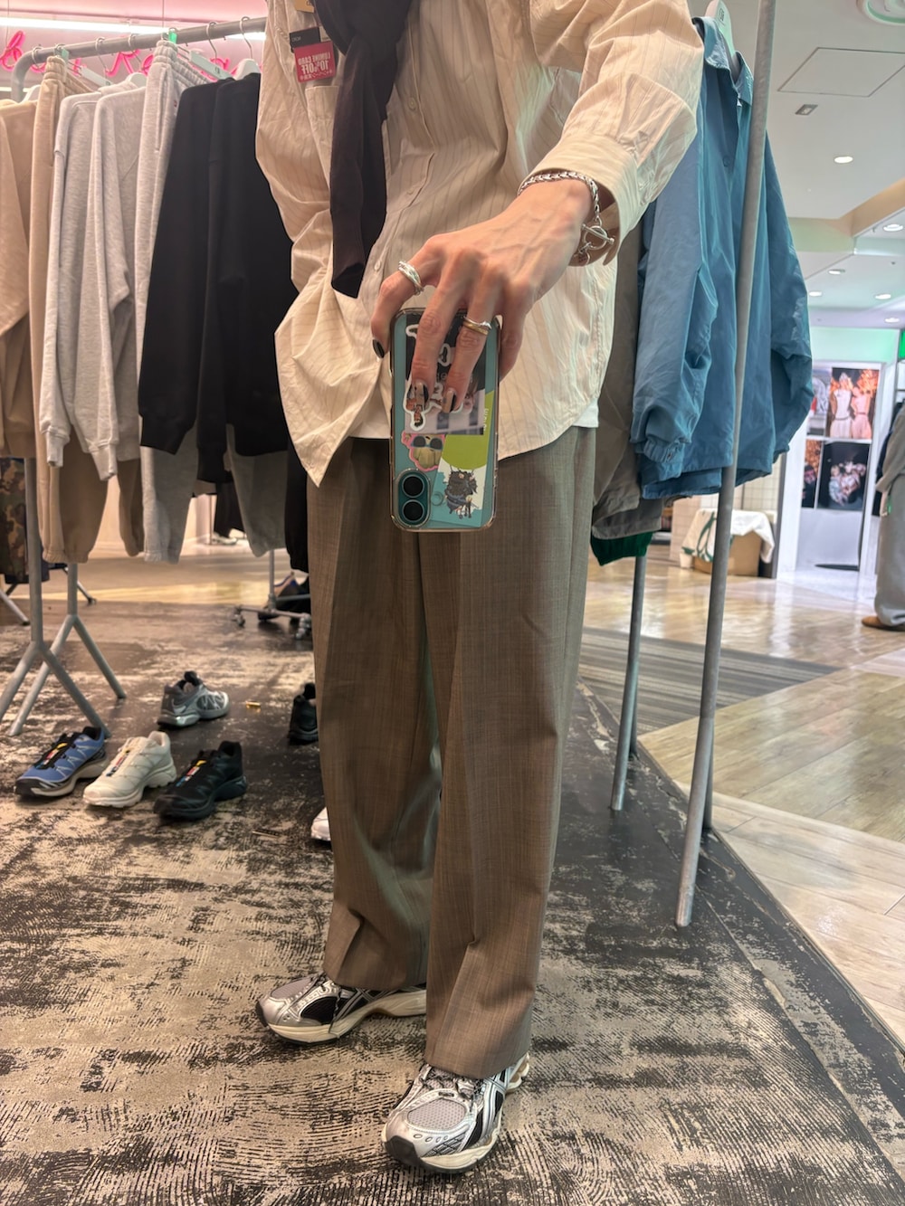 ブラウン系のその他パンツ、シルバー系のスニーカー、ホワイト系のシャツ/ブラウスを着用したメンズの春コーディネートの4枚目の写真