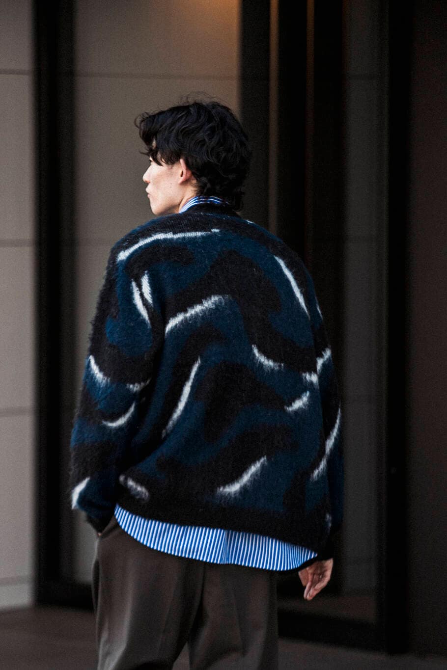 ブラウン系のスラックス、ブルー系のシャツ/ブラウス、ブルー系のカーディガン/ボレロを着用したメンズの秋コーディネートの4枚目の写真