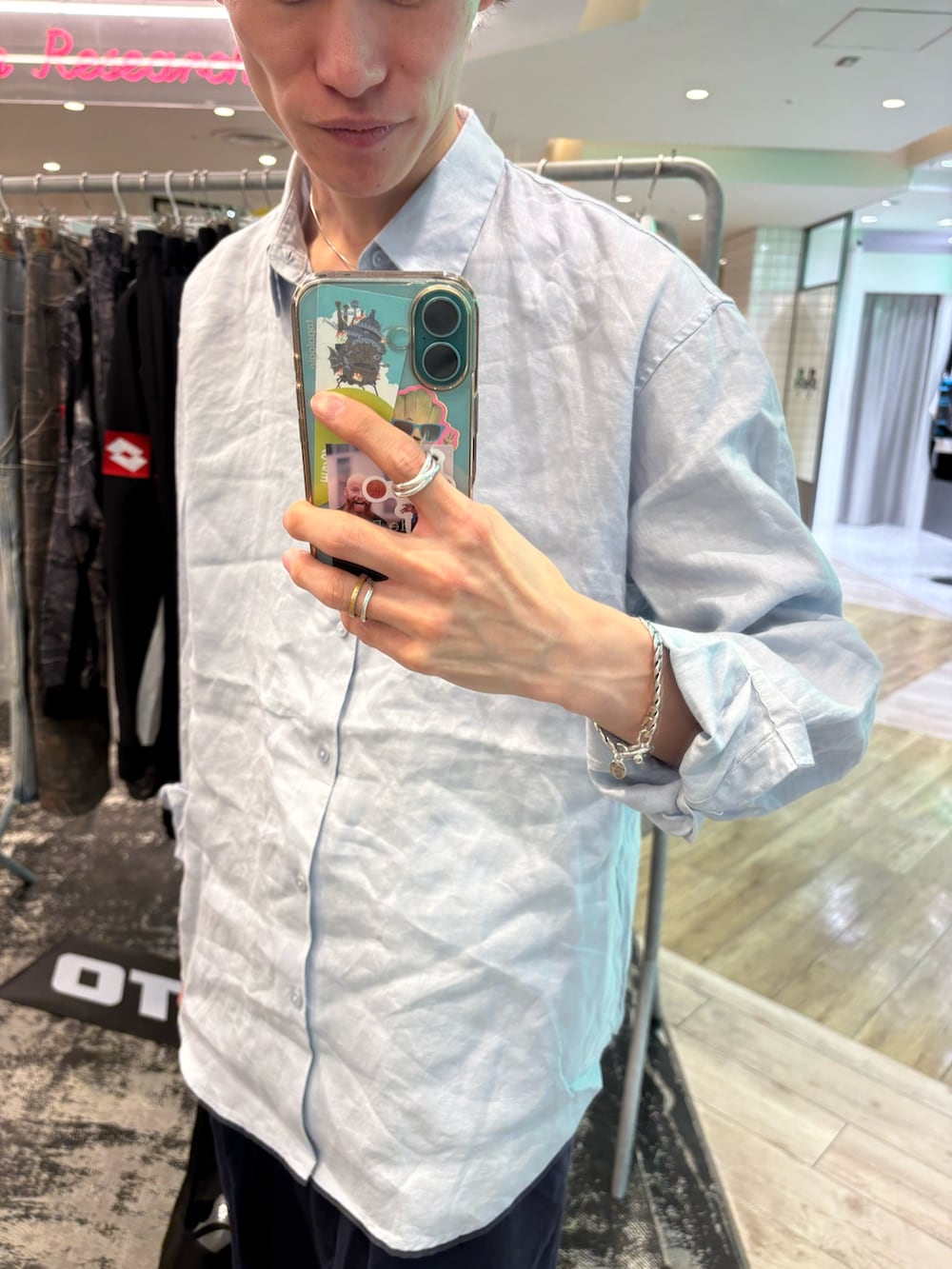 シルバー系のスニーカー、ブラック系のショルダーバッグ、ブルー系のその他パンツを着用したメンズの春コーディネートの2枚目の写真