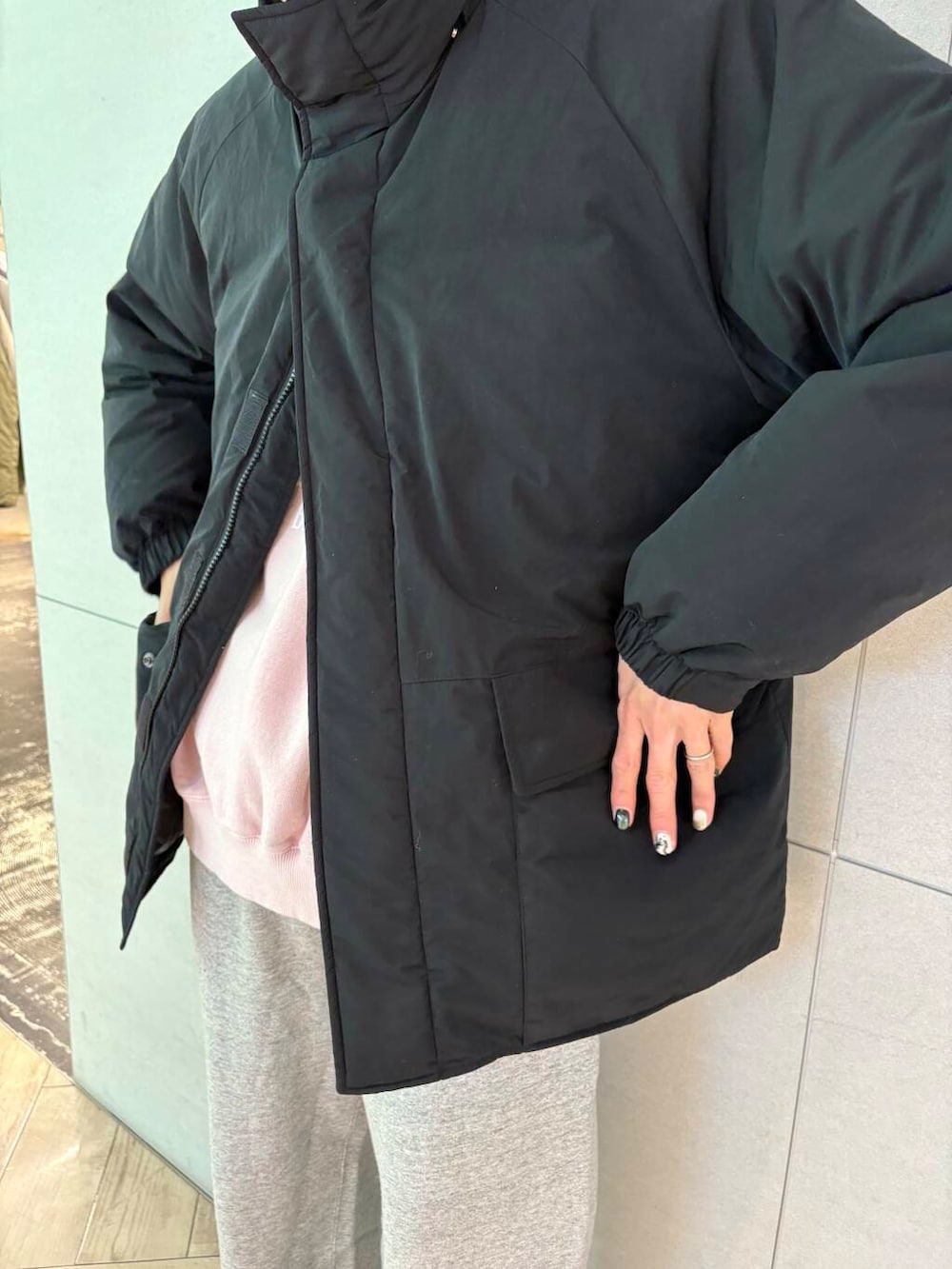ブラック系のダウンジャケット/コート、ピンク系のスウェット、グレー系のその他パンツを着用したメンズの冬コーディネートの2枚目の写真