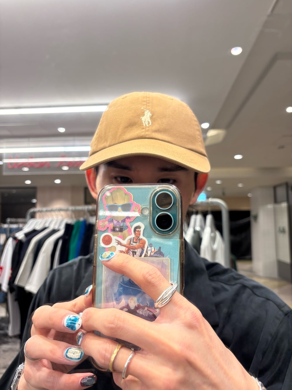 ブラック系のシャツ/ブラウス、ブラウン系のその他パンツ、シルバー系のスニーカーを着用したメンズの夏コーディネートの4枚目の写真