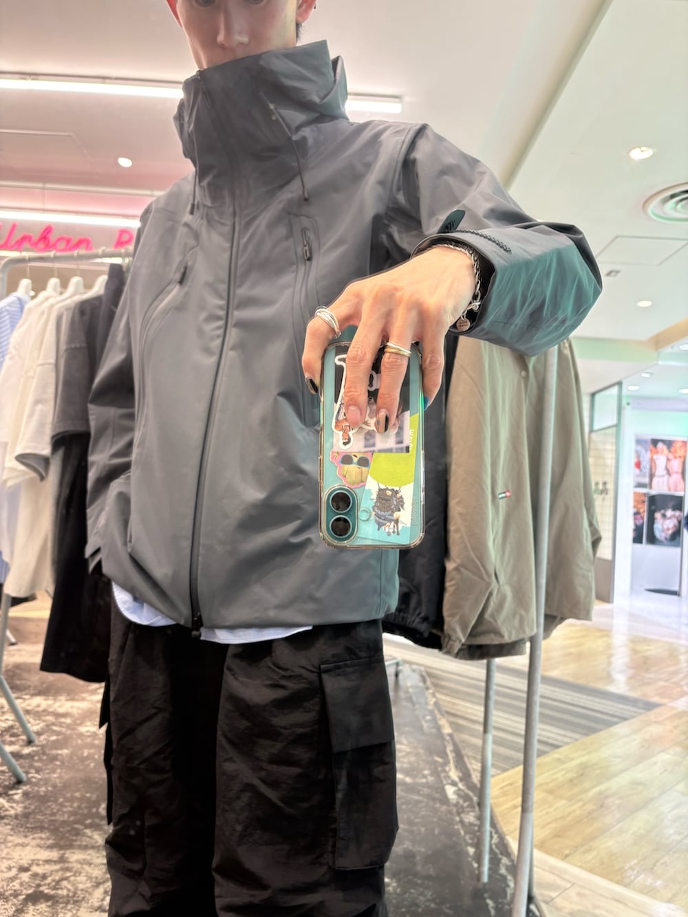 グレー系のマウンテンパーカー、ブルー系のシャツ/ブラウス、ブラック系のその他パンツを着用したメンズの春コーディネートの2枚目の写真