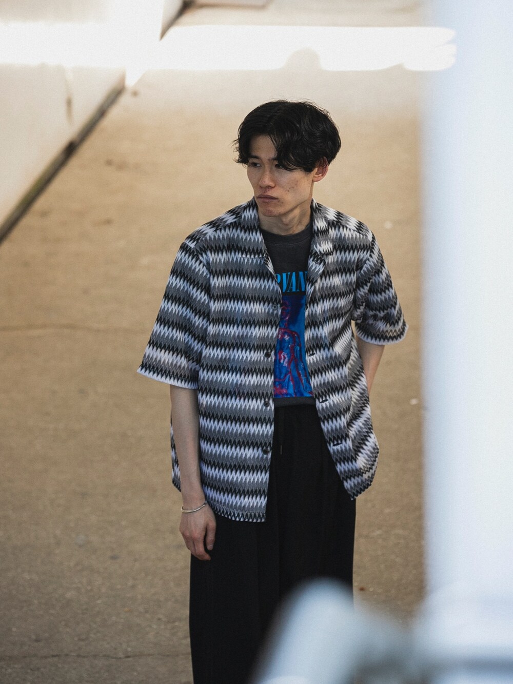 ブラック系のその他パンツ、ブラック系のTシャツ/カットソー、レッド系のシャツ/ブラウスを着用したメンズの春コーディネートの2枚目の写真