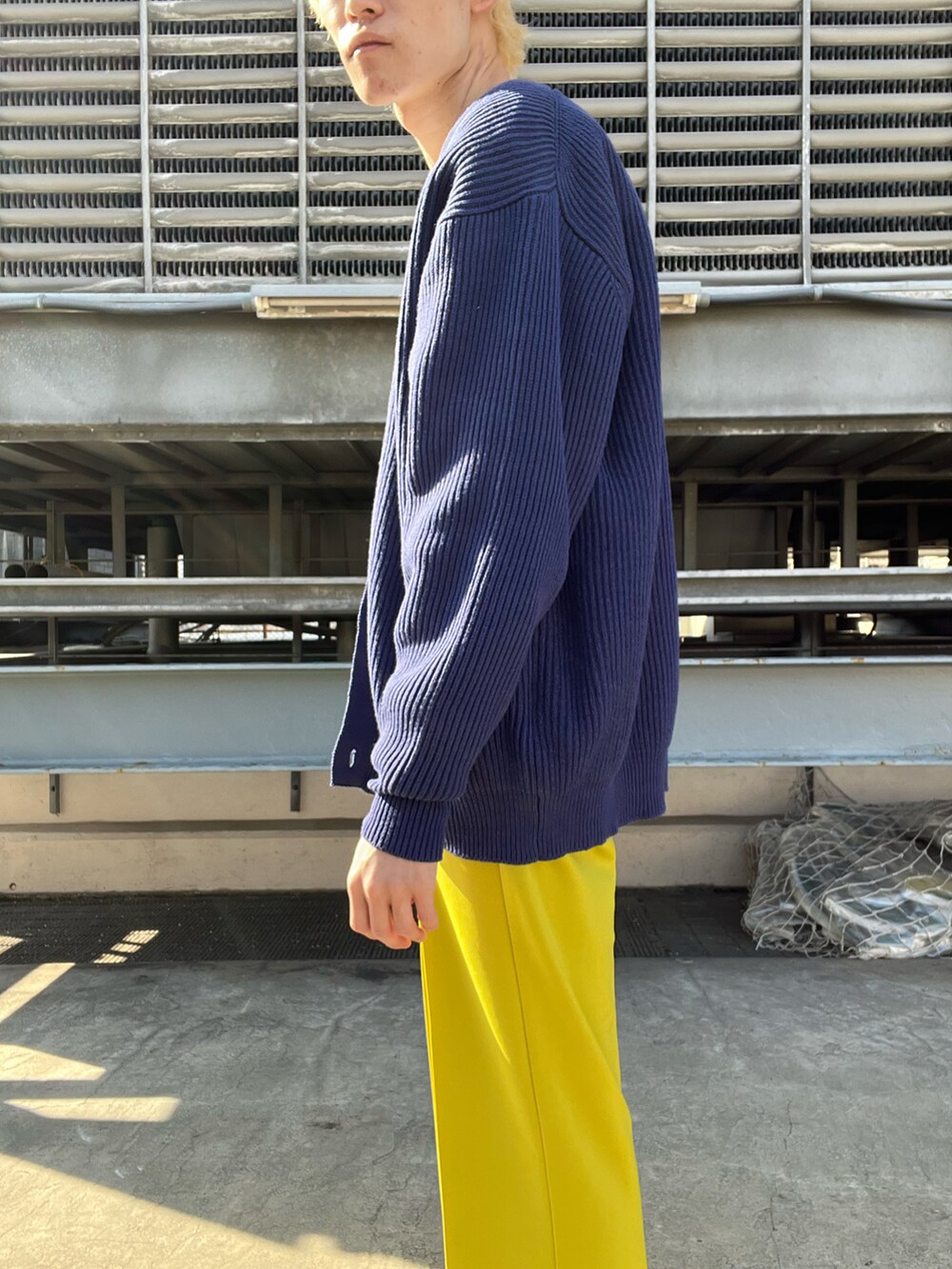 グリーン系のその他パンツ、ホワイト系のスウェット、ブルー系のカーディガン/ボレロを着用したメンズの冬コーディネートの3枚目の写真