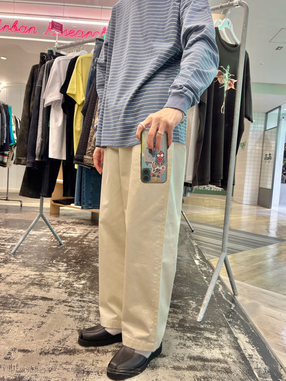ブルー系のTシャツ/カットソー、ホワイト系のその他パンツ、ブラック系のサンダルを着用したメンズの夏コーディネートの3枚目の写真