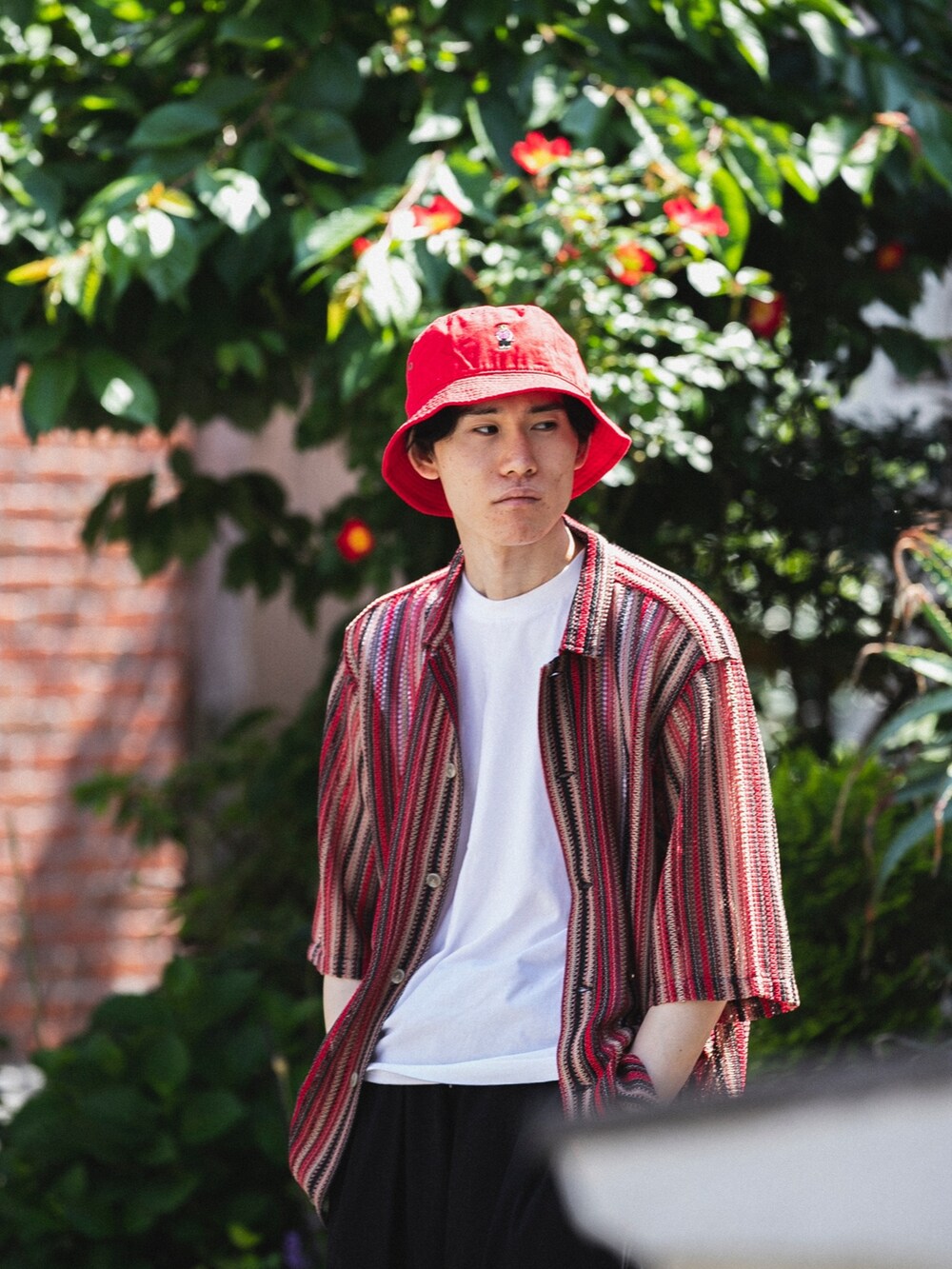 レッド系のシャツ/ブラウス、ブラック系のその他パンツ、ブラック系のローファーを着用したメンズの春コーディネートの3枚目の写真