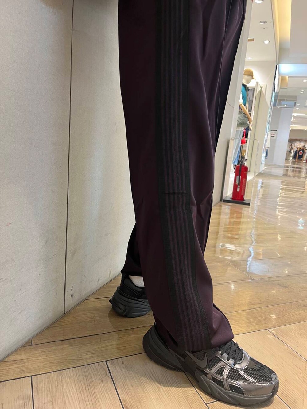 ブラック系のTシャツ/カットソー、ブラック系のスニーカー、ブラック系のテーラードジャケットを着用したメンズの夏コーディネートの3枚目の写真