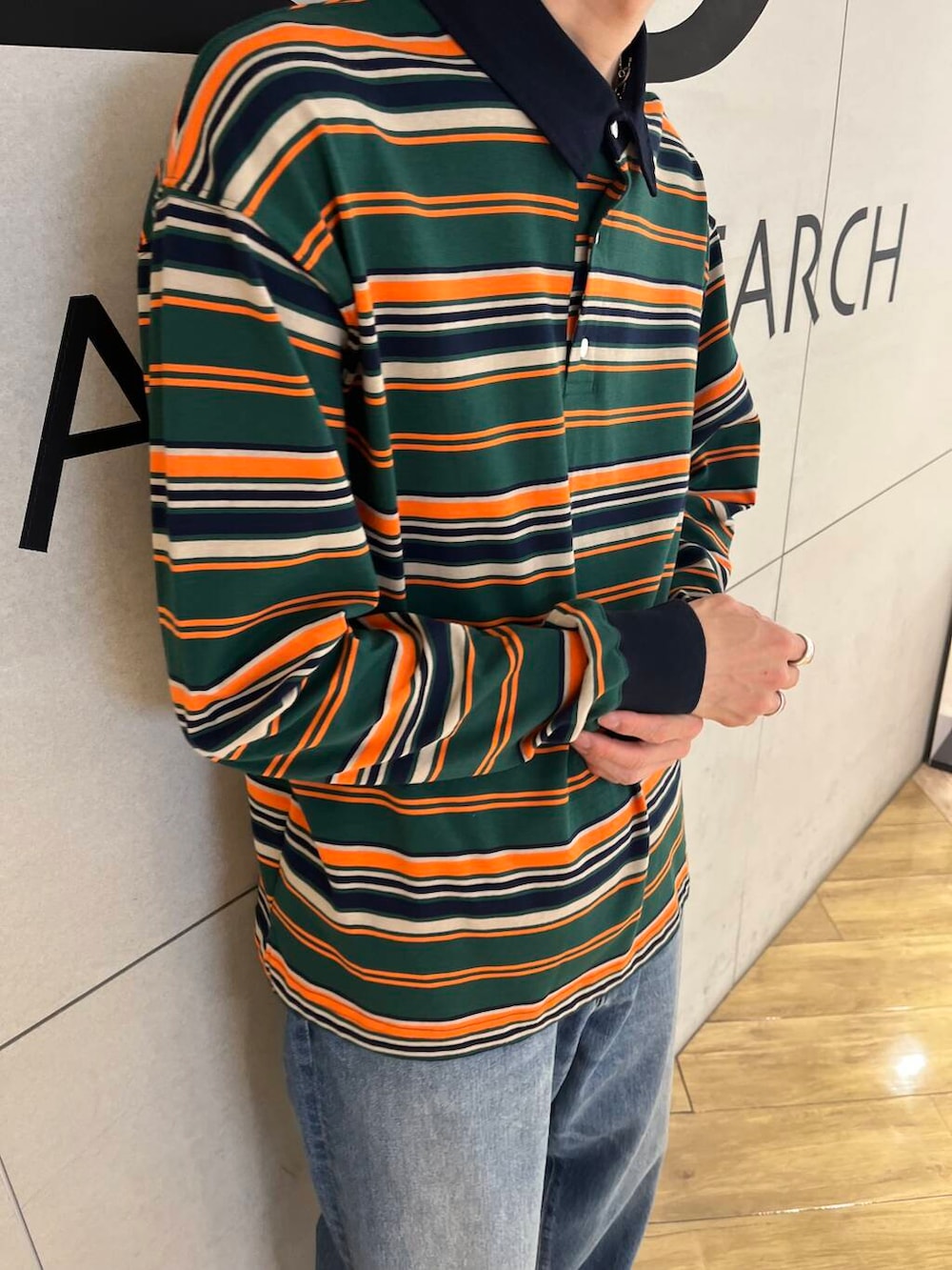 ブルー系のデニムパンツ、グリーン系のTシャツ/カットソー、ブラウン系のその他シューズを着用したメンズの夏コーディネートの3枚目の写真