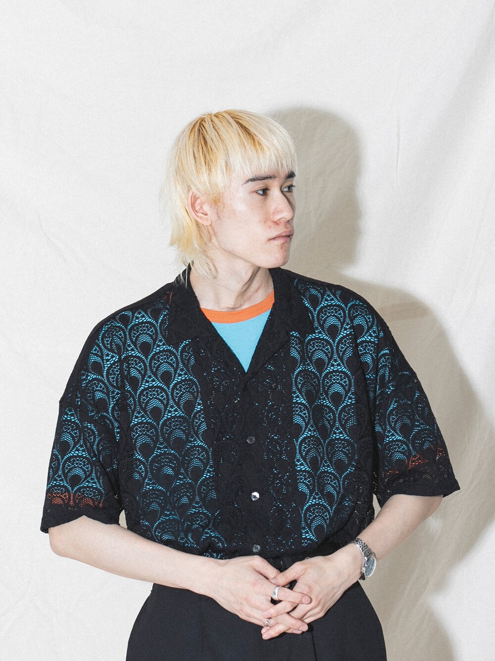 ブラック系のその他パンツ、ブルー系のシャツ/ブラウスを着用したメンズの春コーディネートの2枚目の写真