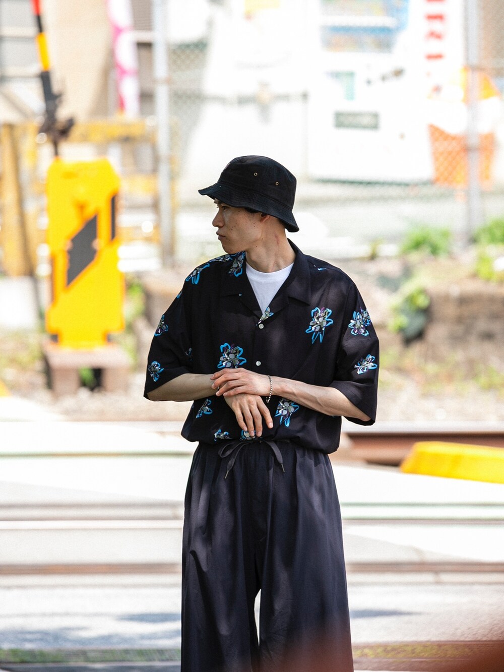 ブラック系のシャツ/ブラウス、ブラック系のその他パンツ、ブラック系のハットを着用したメンズの春コーディネートの2枚目の写真