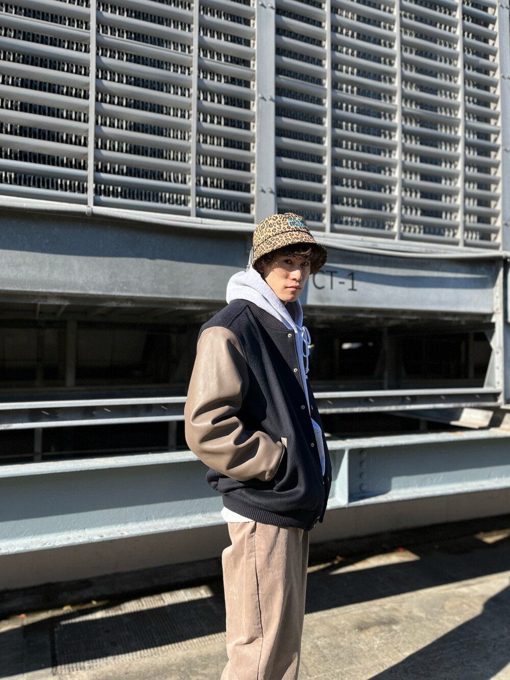 ベージュ系のその他パンツ、グレー系のパーカー、ブルー系のスタジャンを着用したメンズの冬コーディネートの3枚目の写真