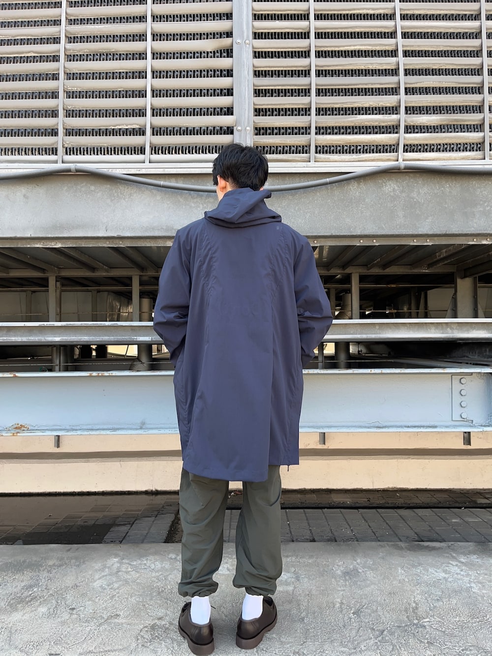 ブルー系のジャケット/アウター、その他のシャツ/ブラウス、グリーン系のパンツを着用したメンズの春コーディネートの3枚目の写真