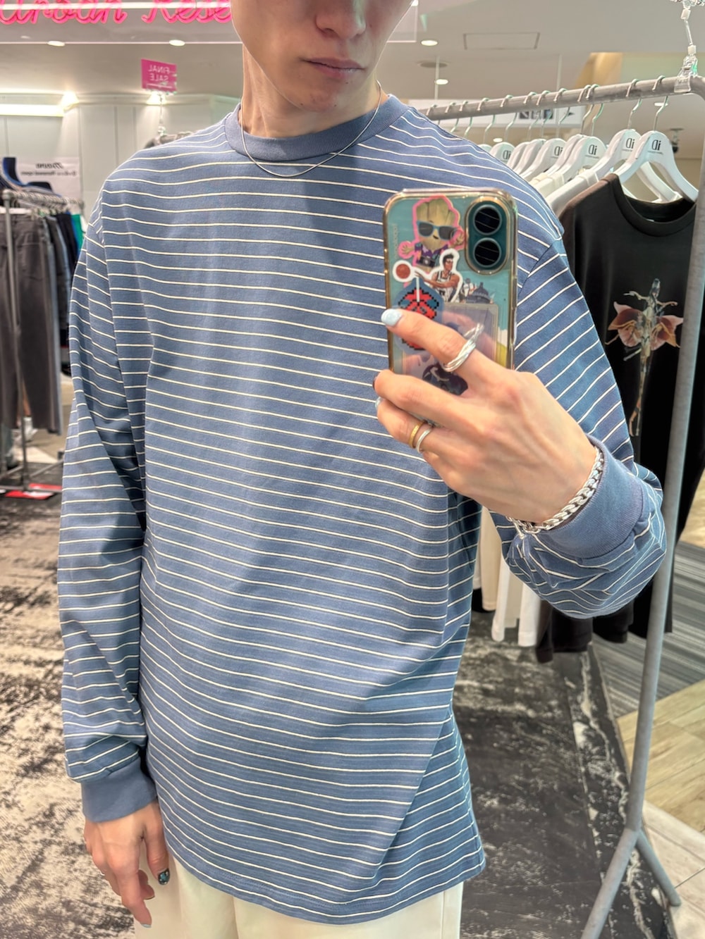 ブルー系のTシャツ/カットソー、ホワイト系のその他パンツ、ブラック系のサンダルを着用したメンズの夏コーディネートの2枚目の写真