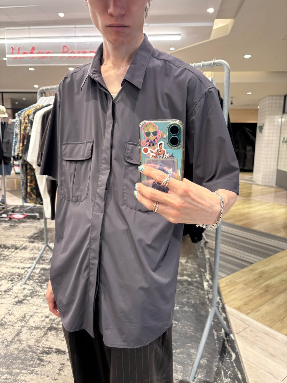ブラウン系のその他パンツ、ブラック系のスニーカー、グレー系のシャツ/ブラウスを着用したメンズの夏コーディネートの2枚目の写真