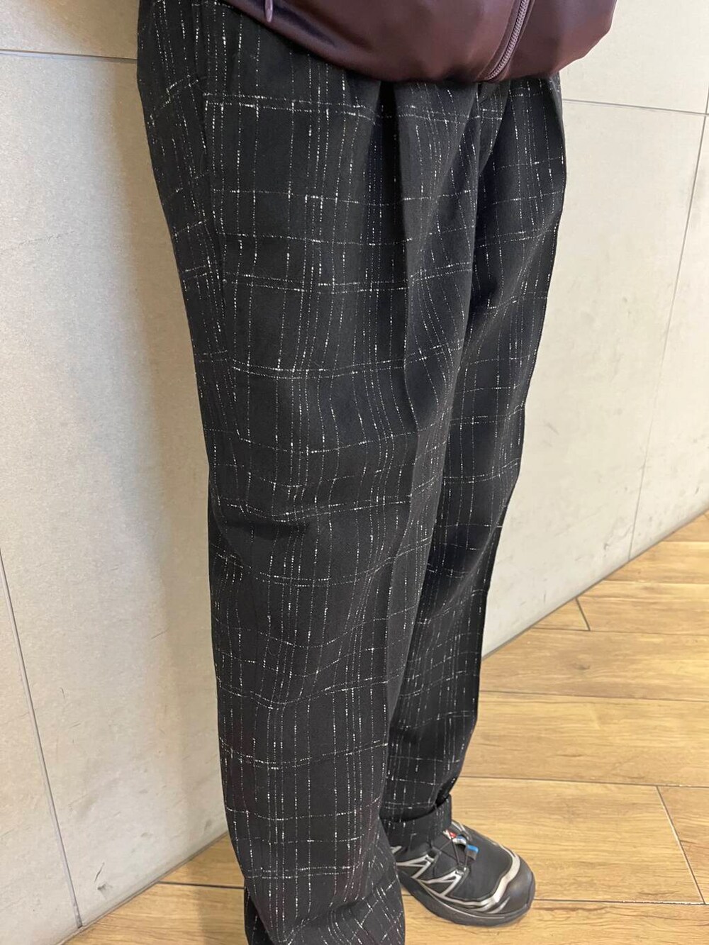 ブラック系のスニーカーを着用したメンズの秋コーディネートの3枚目の写真