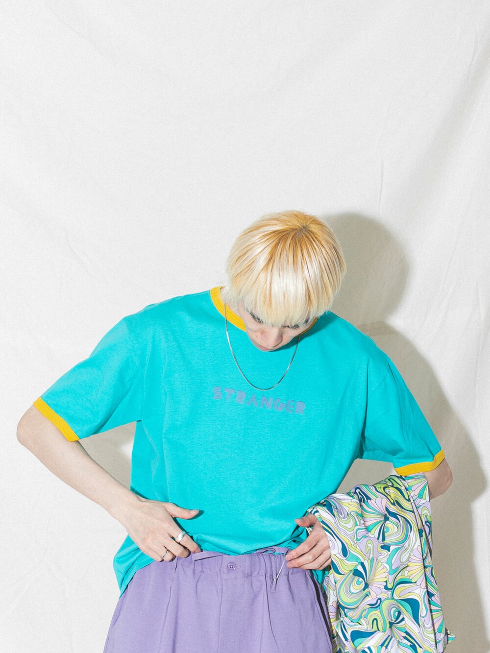 ホワイト系のTシャツ/カットソー、パープル系のその他パンツ、ホワイト系のサンダルを着用したメンズの夏コーディネートの2枚目の写真