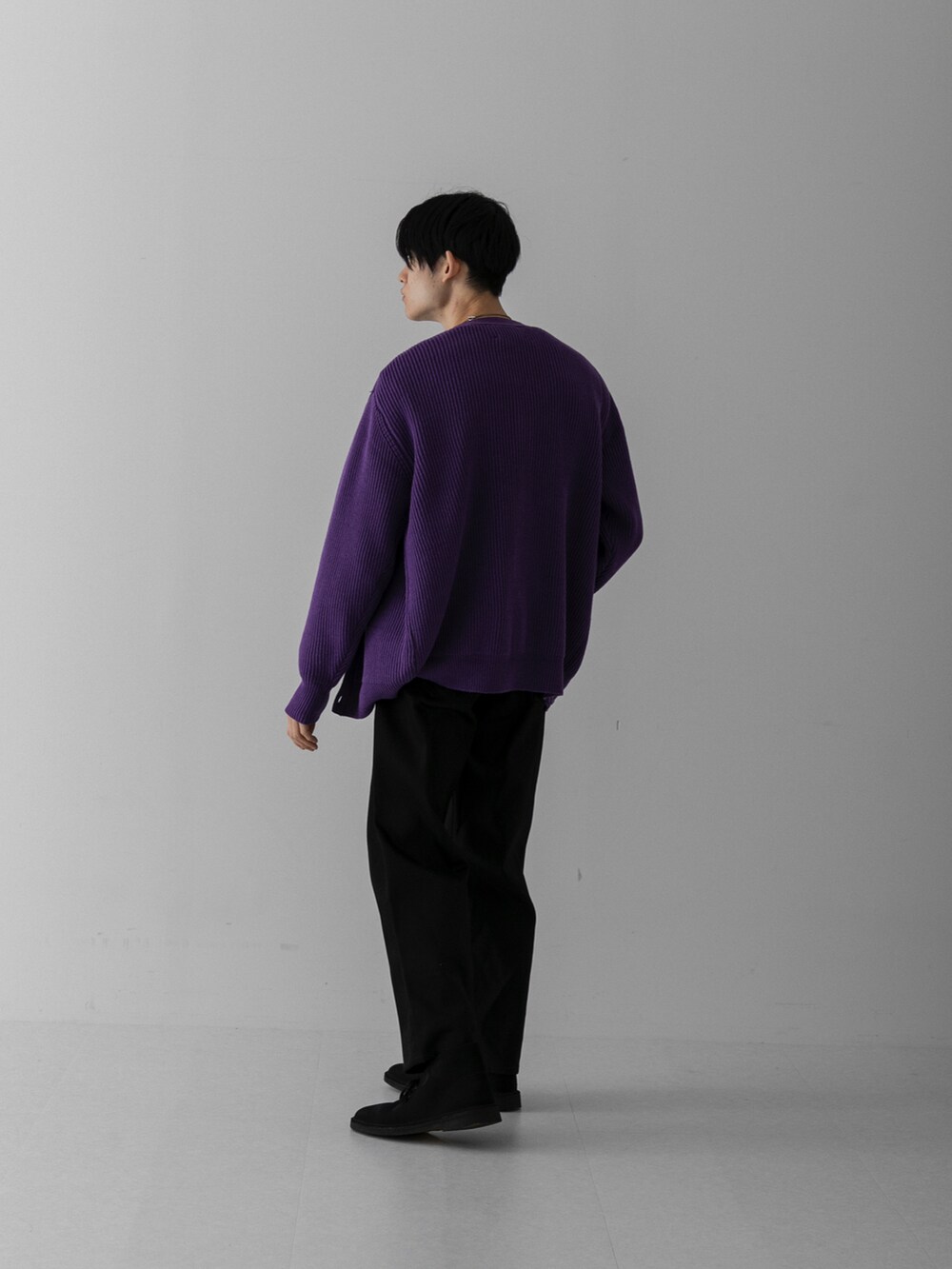 パープル系のカーディガン/ボレロ、ホワイト系のスウェット、ブラック系のデニムパンツを着用したメンズの冬コーディネートの2枚目の写真