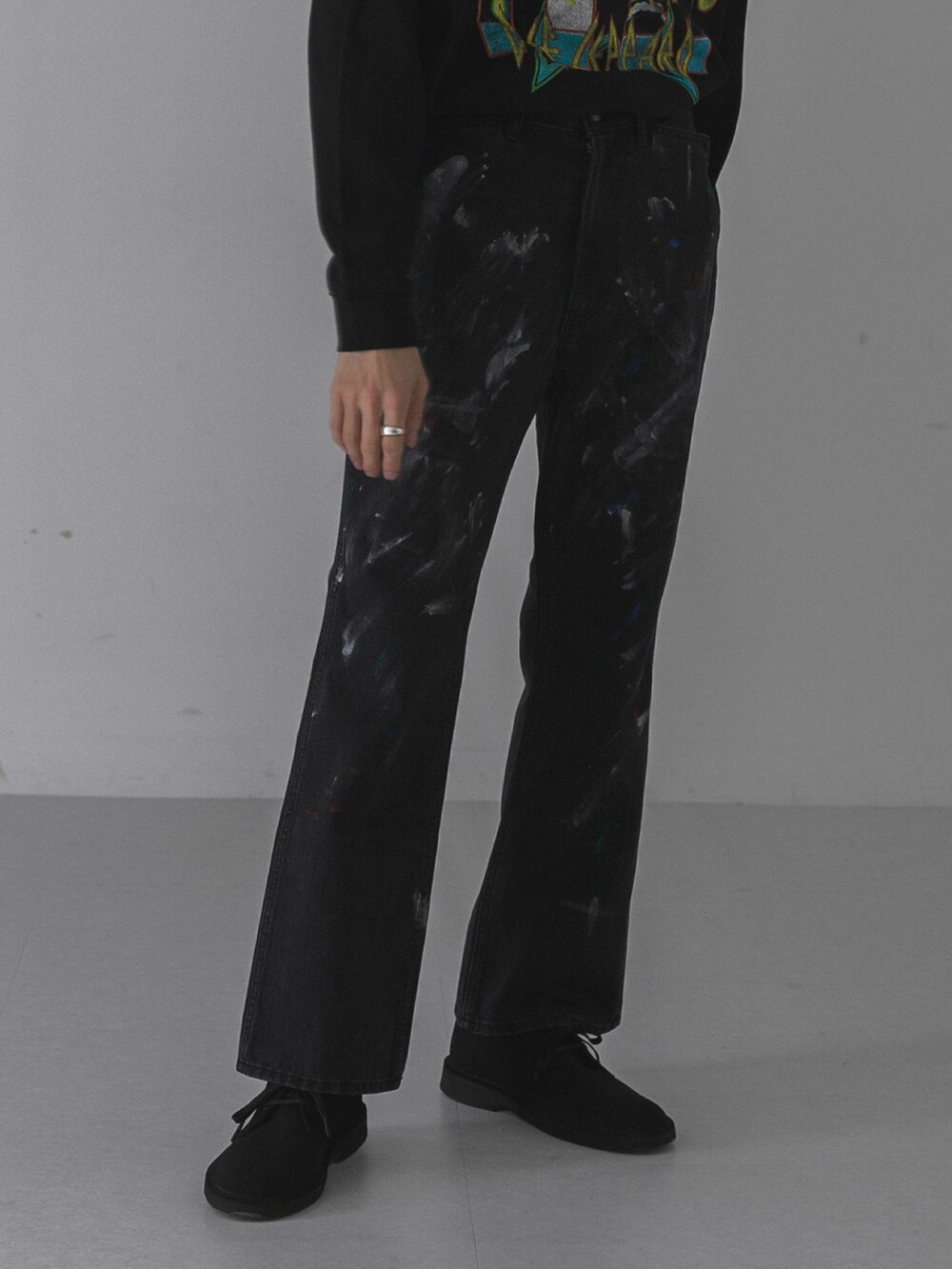 ブルー系のデニムパンツ、ブラック系のブーツを着用したメンズの秋コーディネートの3枚目の写真