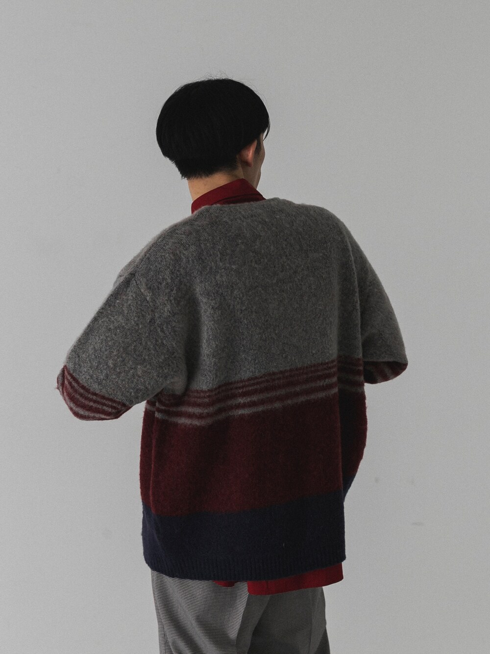 その他のその他パンツ、レッド系のシャツ/ブラウス、その他のカーディガン/ボレロを着用したメンズの秋コーディネートの3枚目の写真