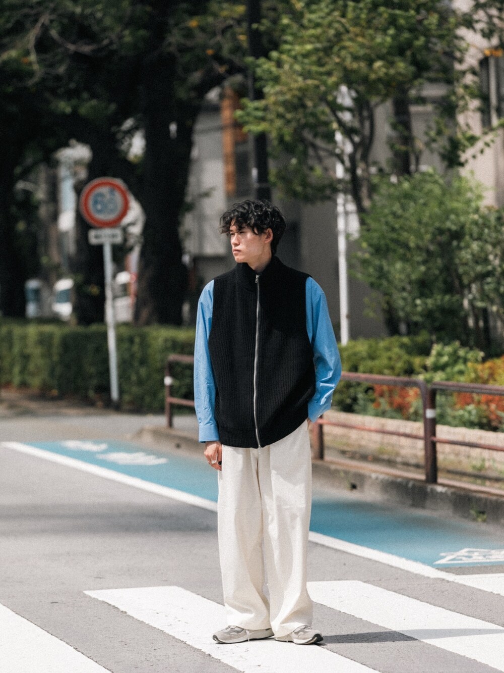 ブラック系のベスト、ブルー系のシャツ/ブラウス、ホワイト系のその他パンツを着用したメンズの秋コーディネートの2枚目の写真