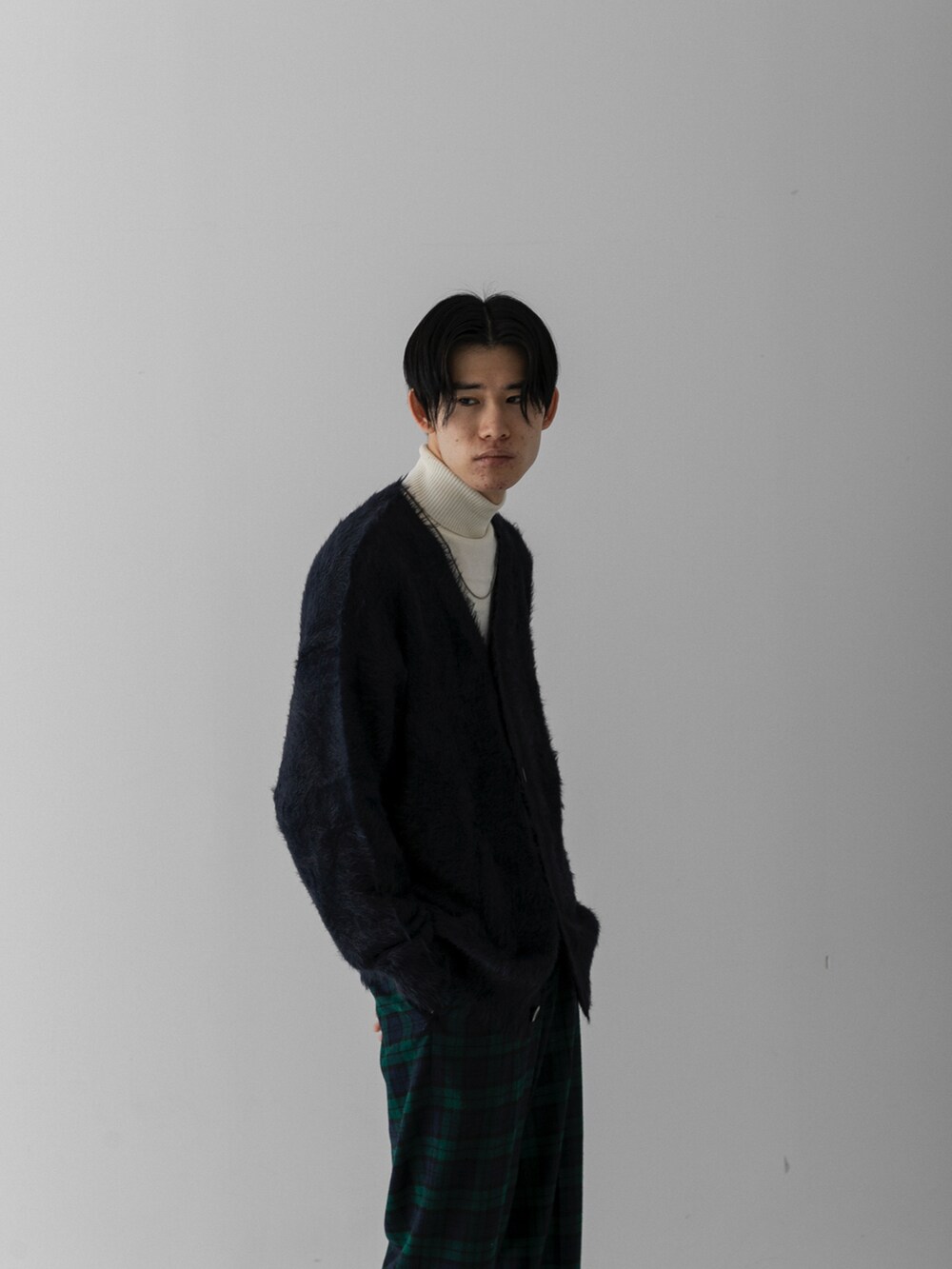 その他のその他パンツ、ブラック系のブーツ、レッド系のカーディガン/ボレロを着用したメンズの冬コーディネートの3枚目の写真