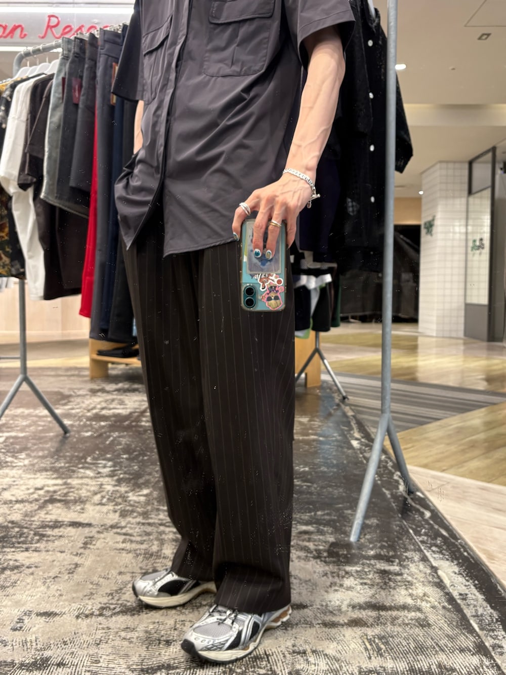 ブラウン系のその他パンツ、ブラック系のスニーカー、グレー系のシャツ/ブラウスを着用したメンズの夏コーディネートの4枚目の写真