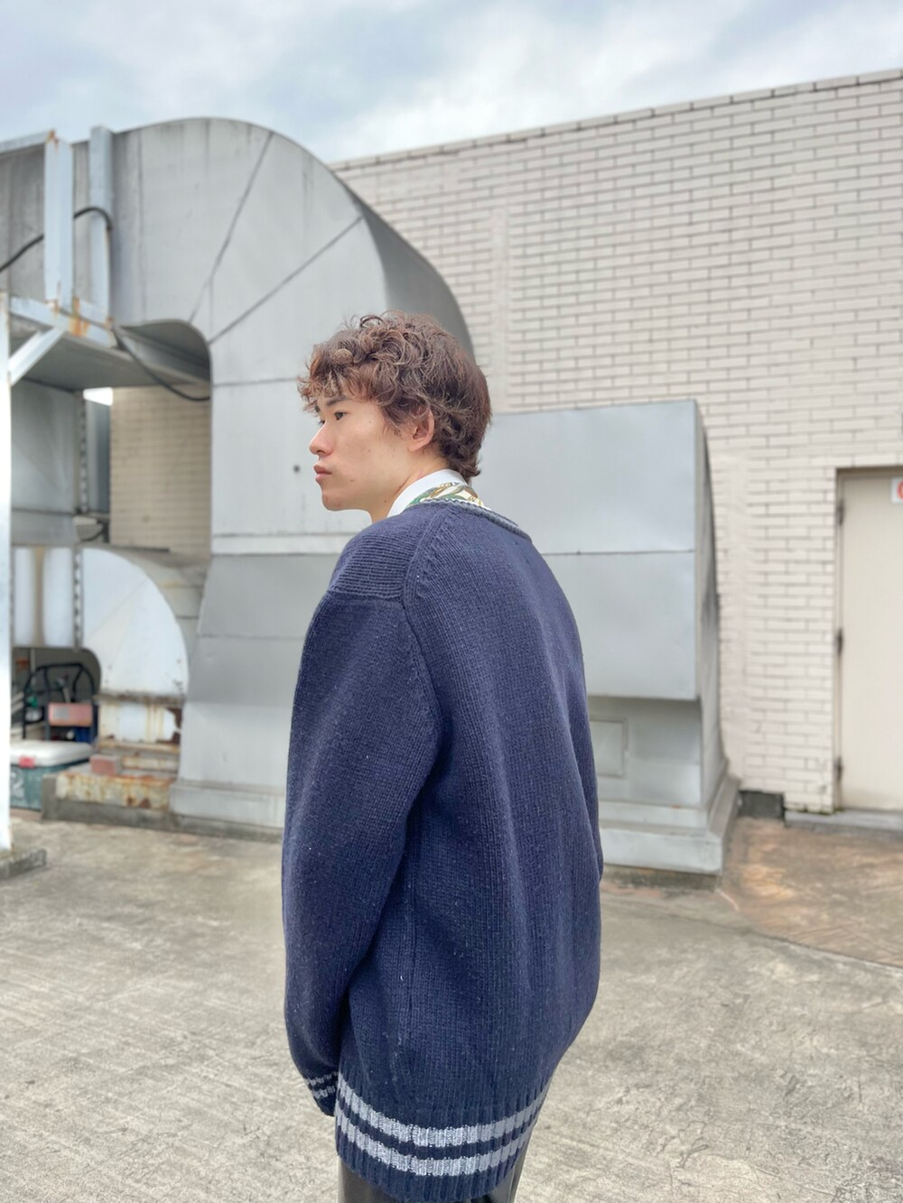 ブラック系のその他パンツ、ブルー系のニット/セーター、ホワイト系のシャツ/ブラウスを着用したメンズの冬コーディネートの4枚目の写真