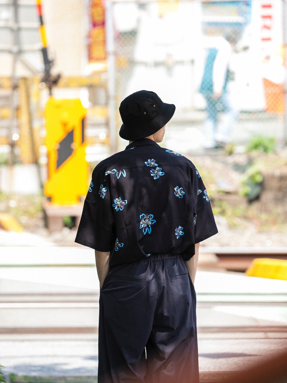 ブラック系のシャツ/ブラウス、ブラック系のその他パンツ、ブラック系のハットを着用したメンズの春コーディネートの3枚目の写真