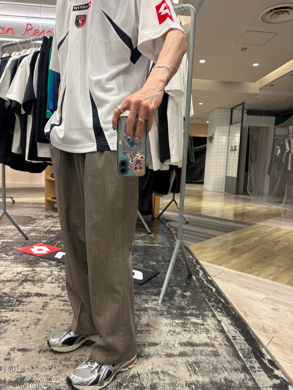 ホワイト系のTシャツ/カットソー、ブラウン系のその他パンツ、シルバー系のスニーカーを着用したメンズの夏コーディネートの4枚目の写真