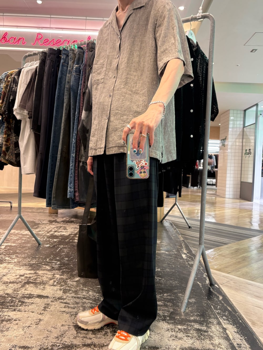 グリーン系のシャツ/ブラウス、その他のその他パンツ、グレー系のトートバッグを着用したメンズの夏コーディネートの4枚目の写真