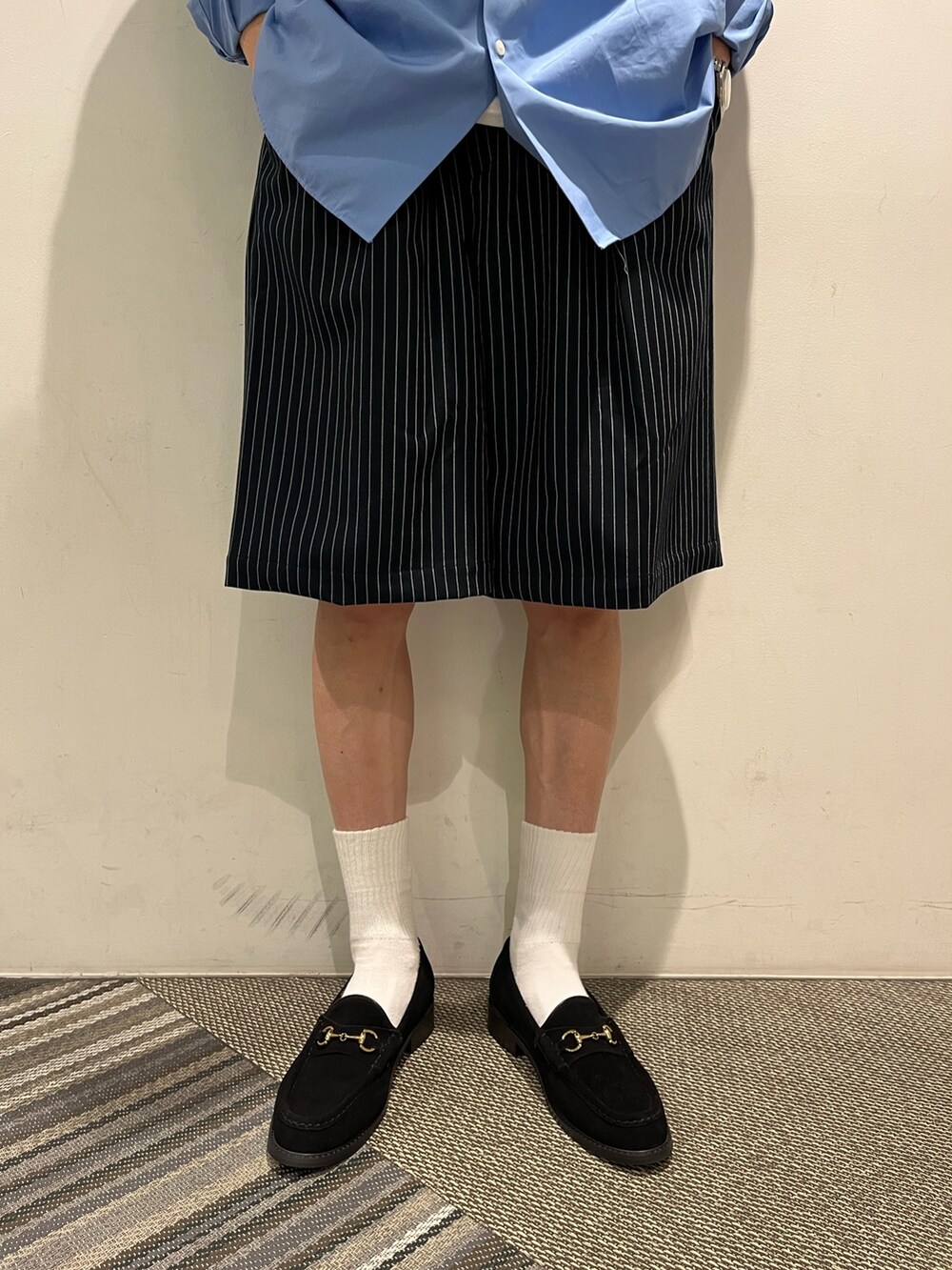 ブルー系のシャツ/ブラウス、ブルー系のその他パンツを着用したメンズの夏コーディネートの3枚目の写真