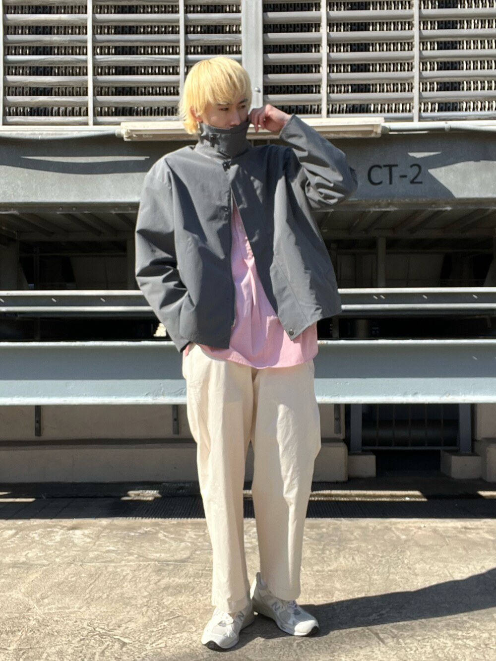 ホワイト系のチノパンツ、ピンク系のシャツ/ブラウス、グレー系のその他アウターを着用したメンズの冬コーディネートの2枚目の写真