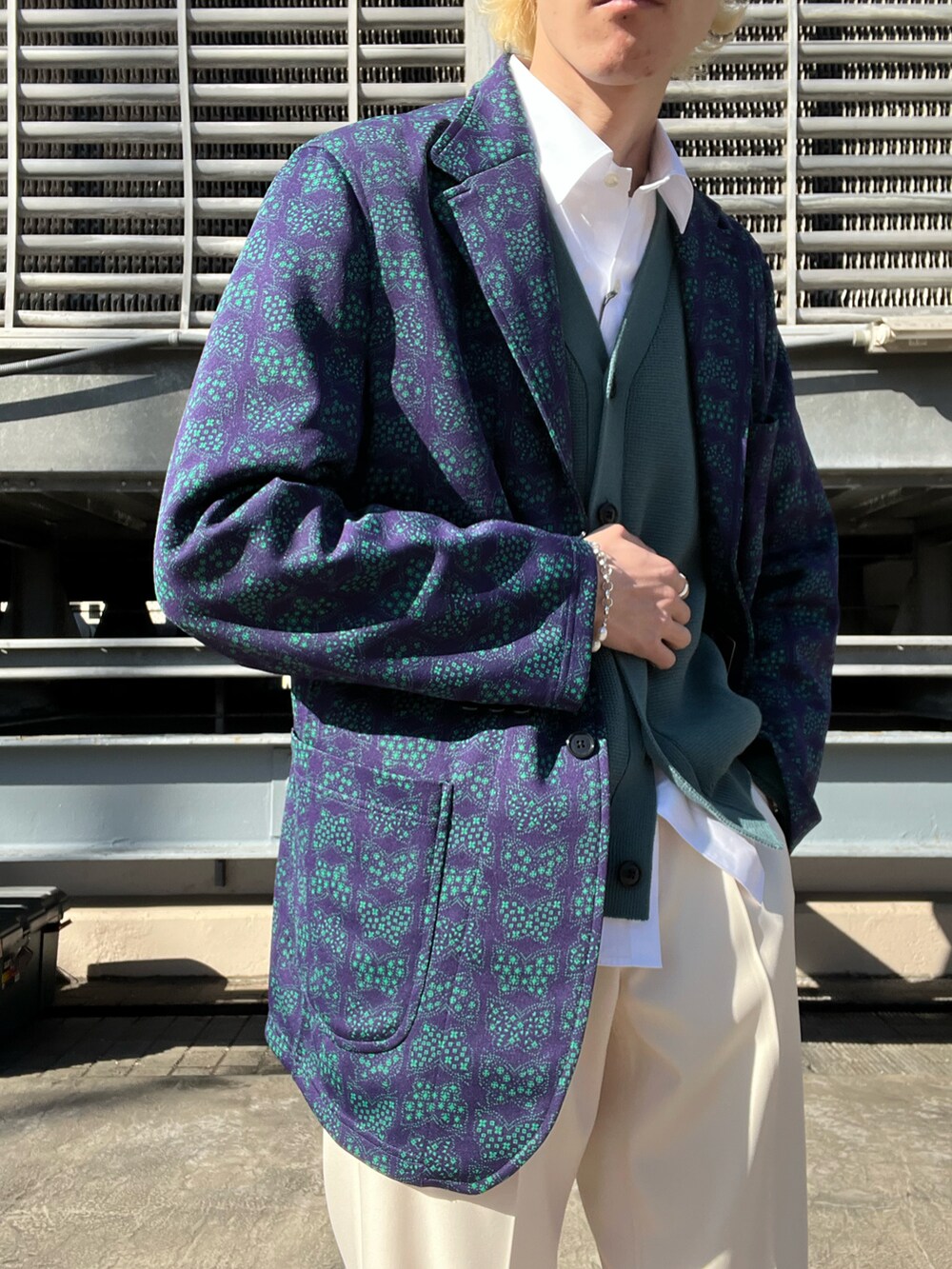 オレンジ系のその他パンツ、グリーン系のカーディガン/ボレロ、パープル系のジャケット/アウターを着用したメンズの冬コーディネートの3枚目の写真