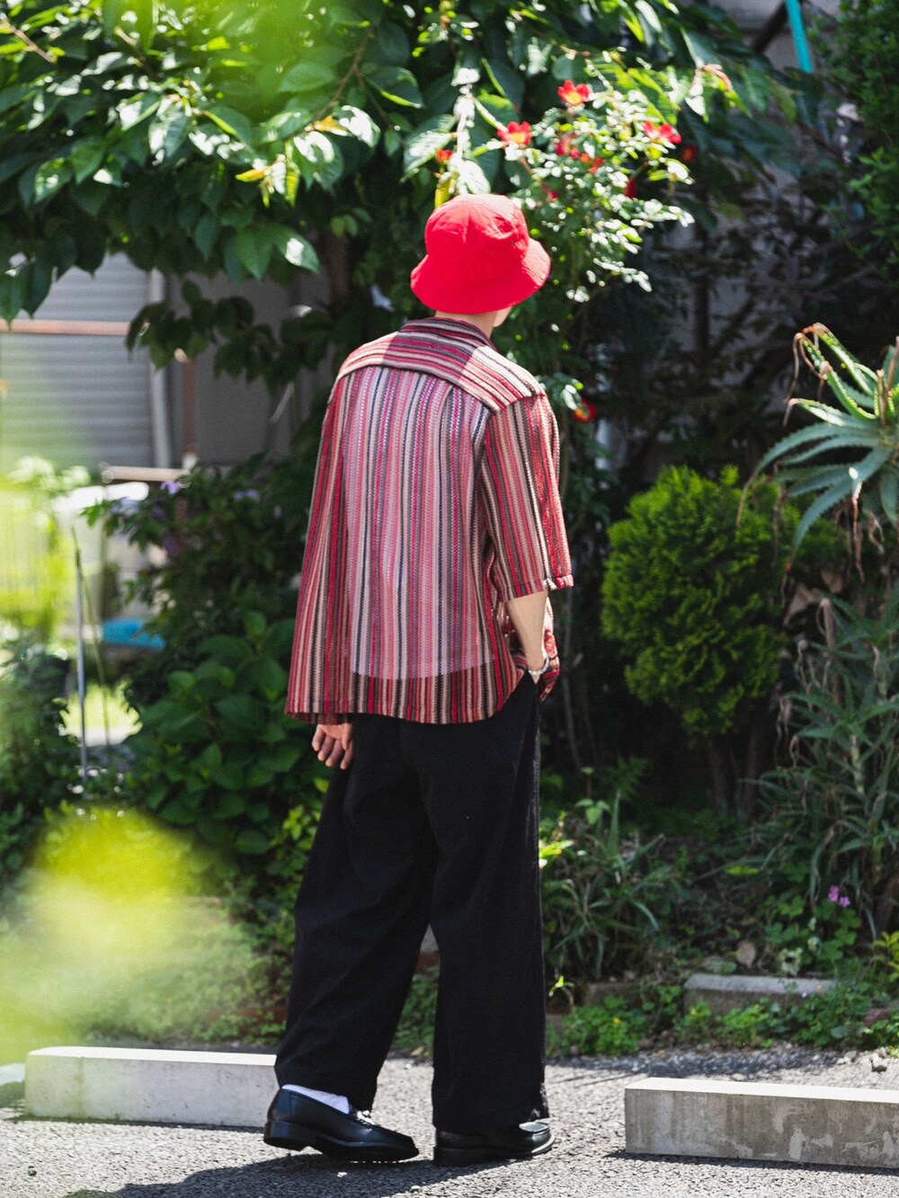 レッド系のシャツ/ブラウス、ブラック系のその他パンツ、ブラック系のローファーを着用したメンズの春コーディネートの2枚目の写真