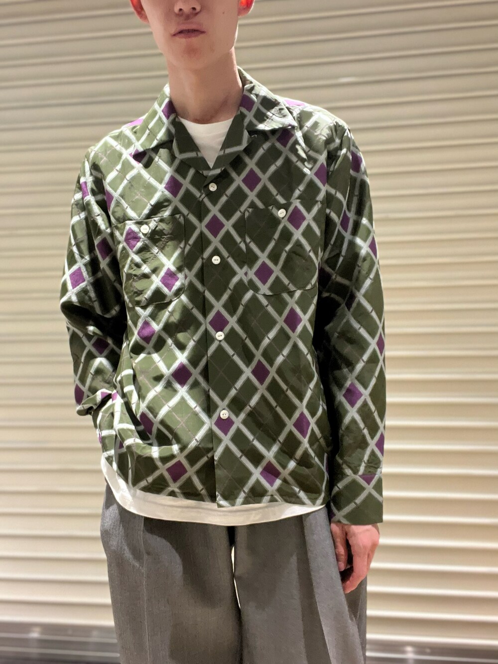 グレー系のその他パンツ、ホワイト系のスニーカー、グリーン系のシャツ/ブラウスを着用したメンズの夏コーディネートの2枚目の写真