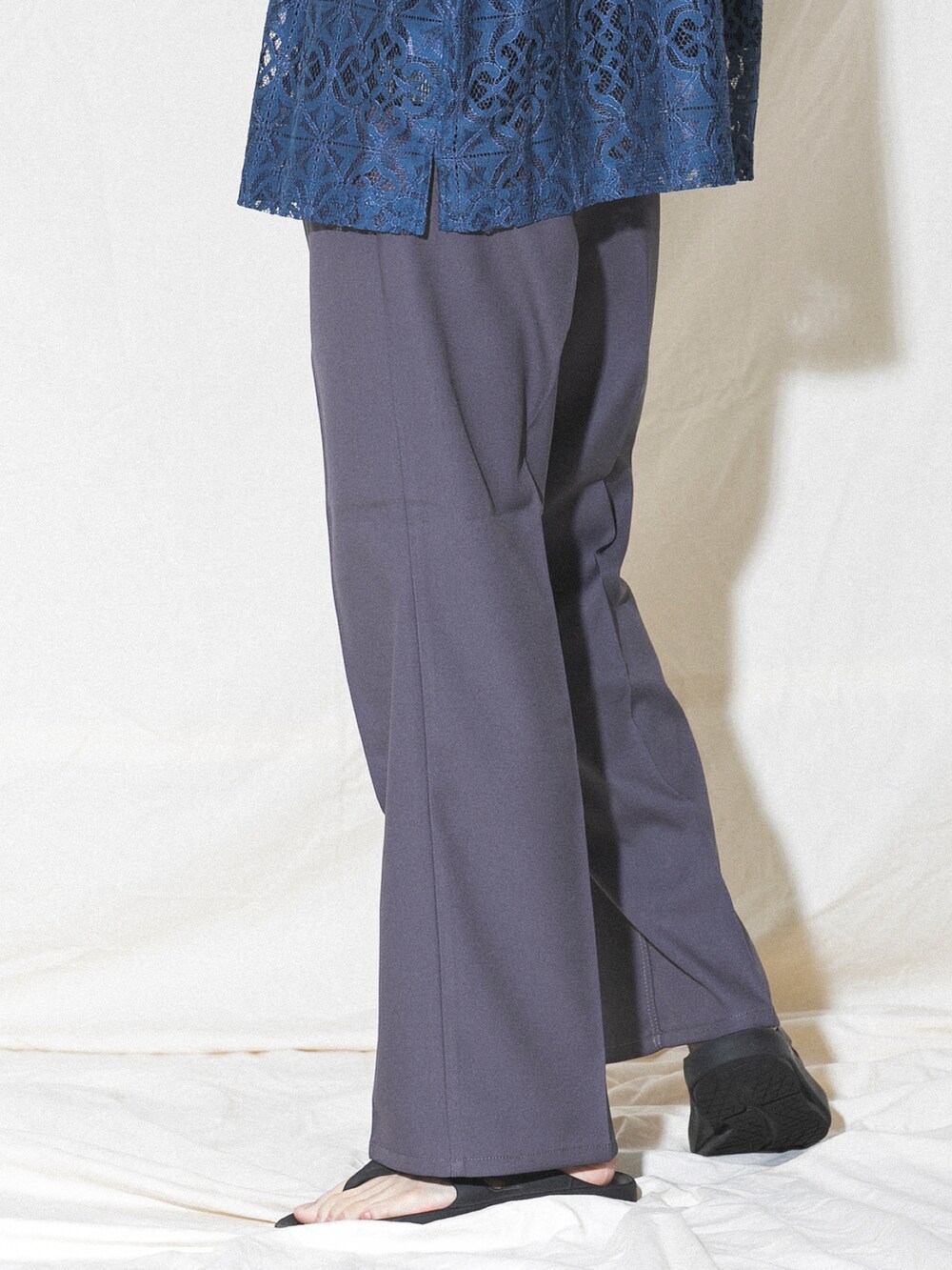 グレー系のその他パンツ、ブルー系のシャツ/ブラウス、ブラック系のサンダルを着用したメンズの春コーディネートの4枚目の写真