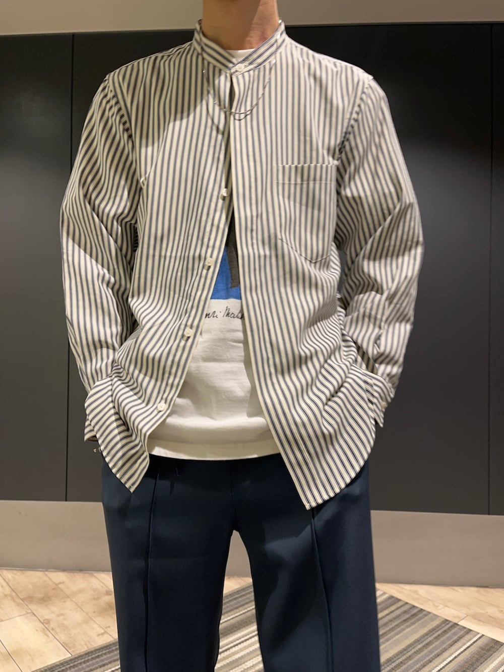 ブルー系のその他パンツ、ブラック系のローファー、ブルー系のシャツ/ブラウスを着用したメンズの春コーディネートの2枚目の写真