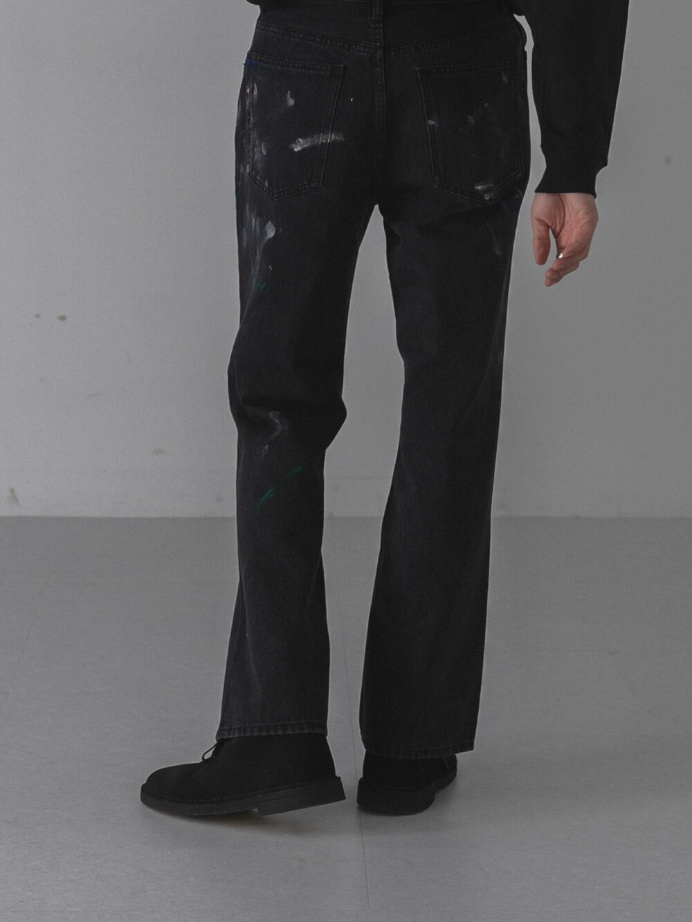 ブルー系のデニムパンツ、ブラック系のブーツを着用したメンズの秋コーディネートの4枚目の写真