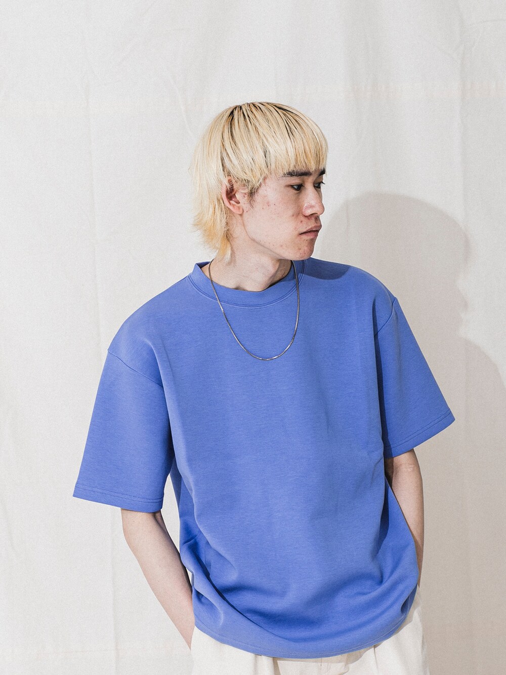 ブルー系のTシャツ/カットソー、ブルー系のチノパンツを着用したメンズの夏コーディネートの2枚目の写真